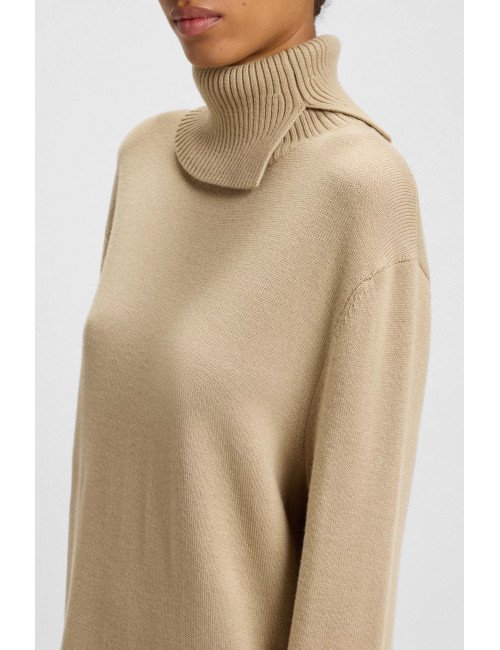 Robe pull en laine mélangée avec col roulé fendu
