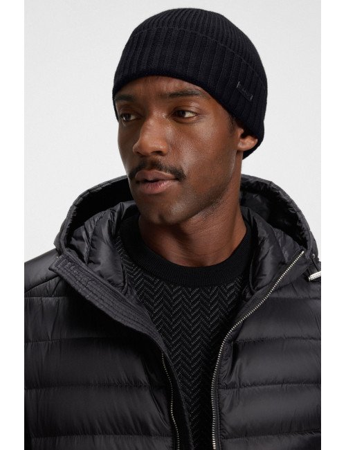 Bonnet en laine vierge avec plaque logotée