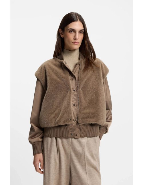 Veste en satin avec gilet sans manches amovible en fourrure synthétique