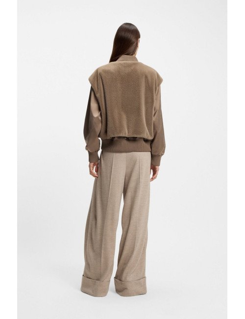 Veste en satin avec gilet sans manches amovible en fourrure synthétique