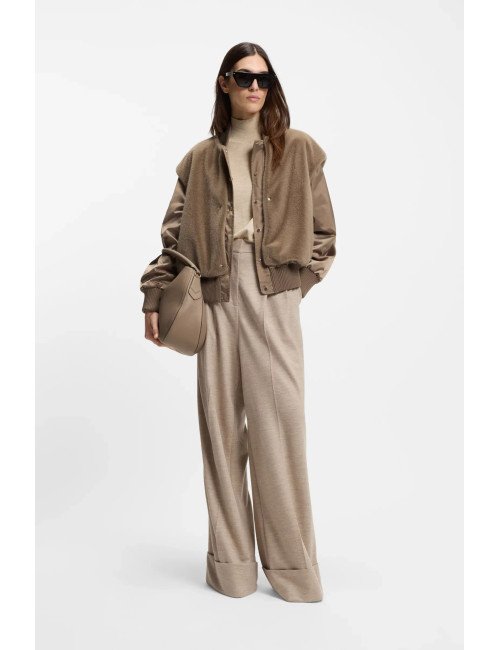 Veste en satin avec gilet sans manches amovible en fourrure synthétique