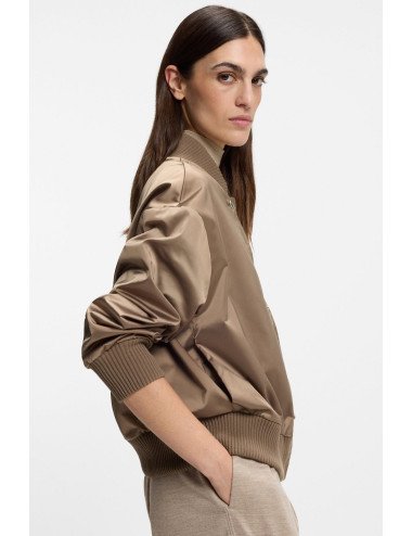 Veste en satin avec gilet sans manches amovible en fourrure synthétique